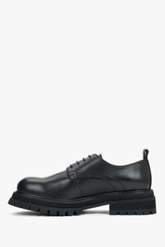 Seitenansicht der schwarzen Derby-Schuhe, die den Kontrast zwischen dem eleganten Lederschaft und der robusten Sohle zeigt
