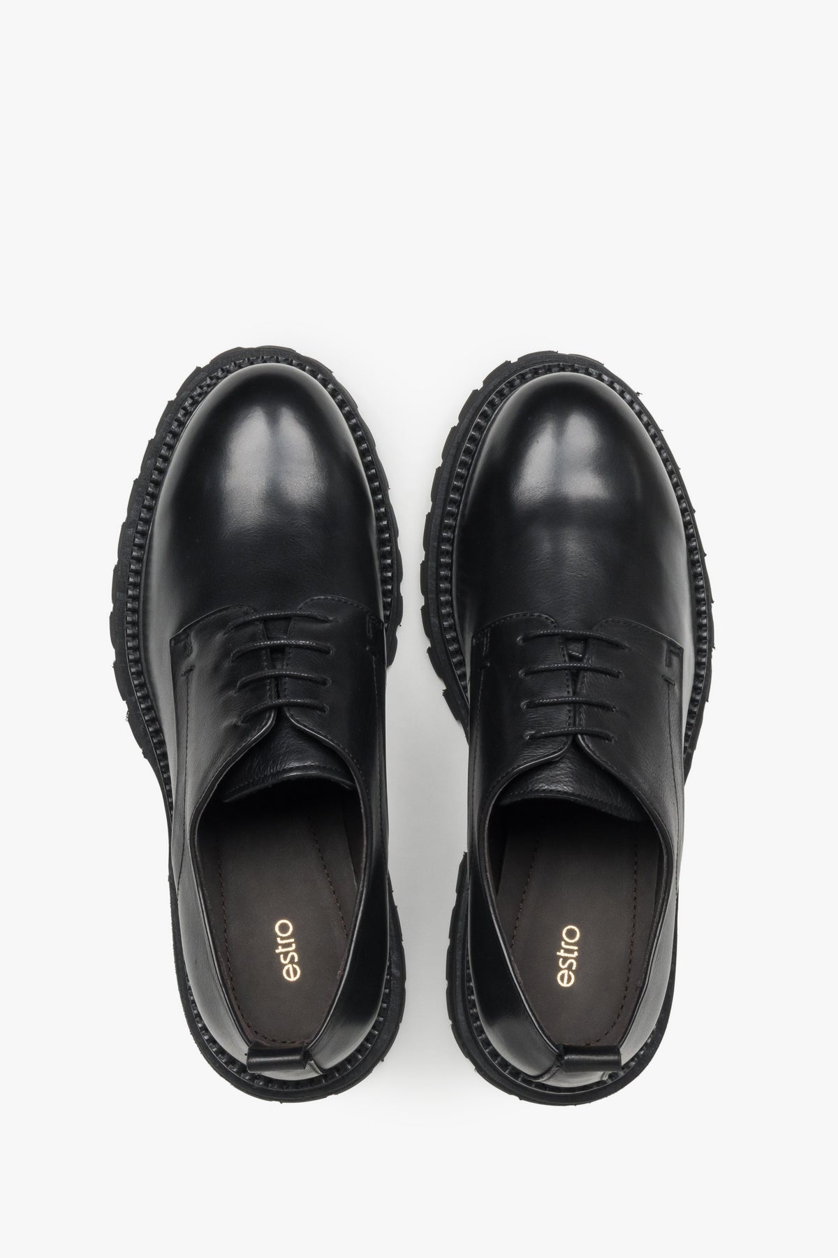 Blick von oben auf das Paar schwarzer Lederhalbschuhe, der die abgerundete Zehenpartie und das Innenfutter aus Echtleder hervorhebt