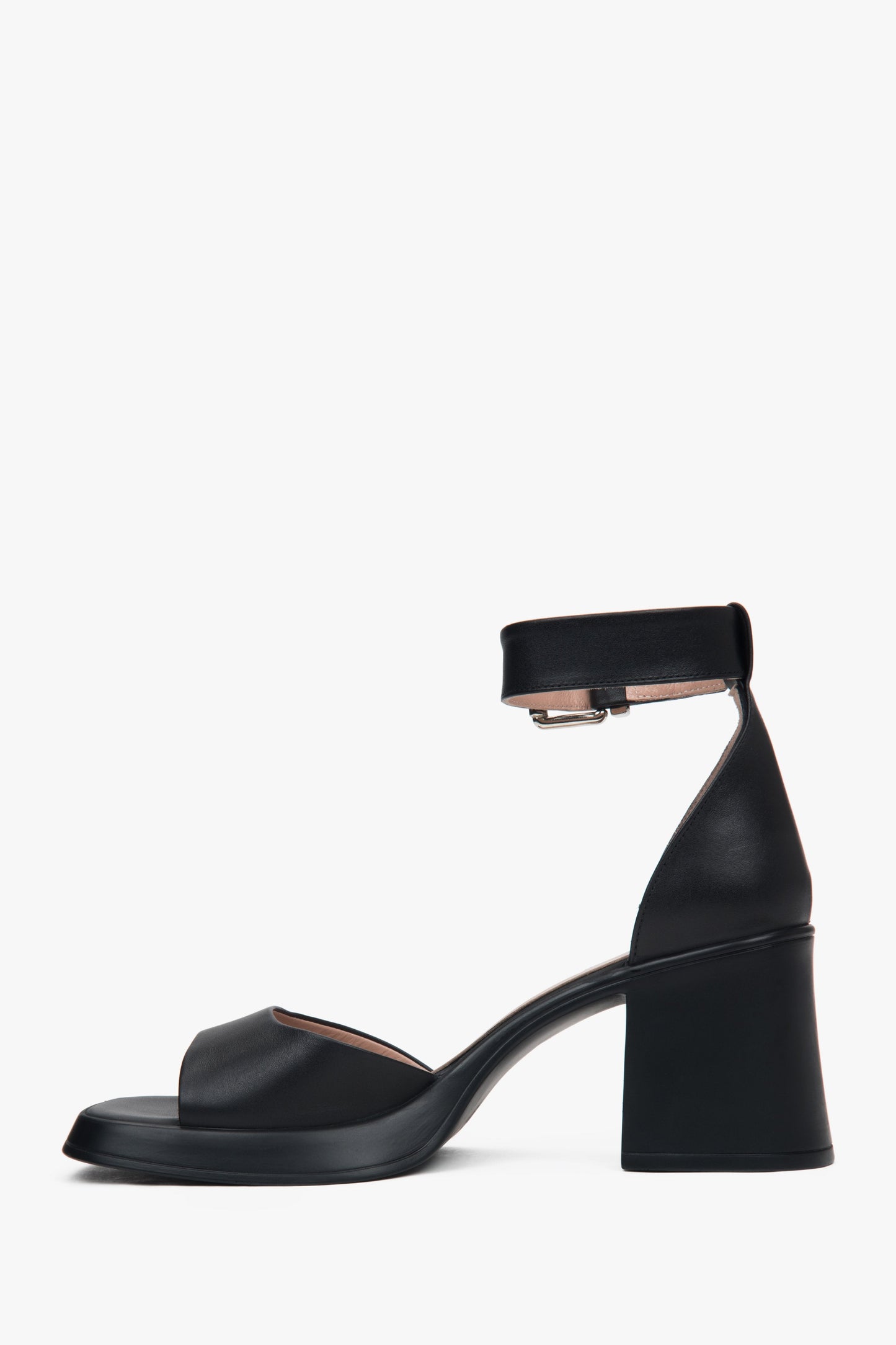 Stilvolle schwarze Damen-Sandalen von Estro, aus hochwertigem Naturleder gefertigt und mit einem bequemen Blockabsatz ausgestattet.