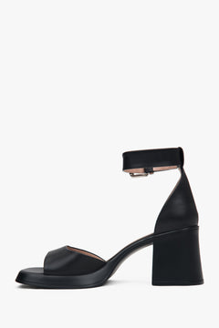 Stilvolle schwarze Damen-Sandalen von Estro, aus hochwertigem Naturleder gefertigt und mit einem bequemen Blockabsatz ausgestattet.