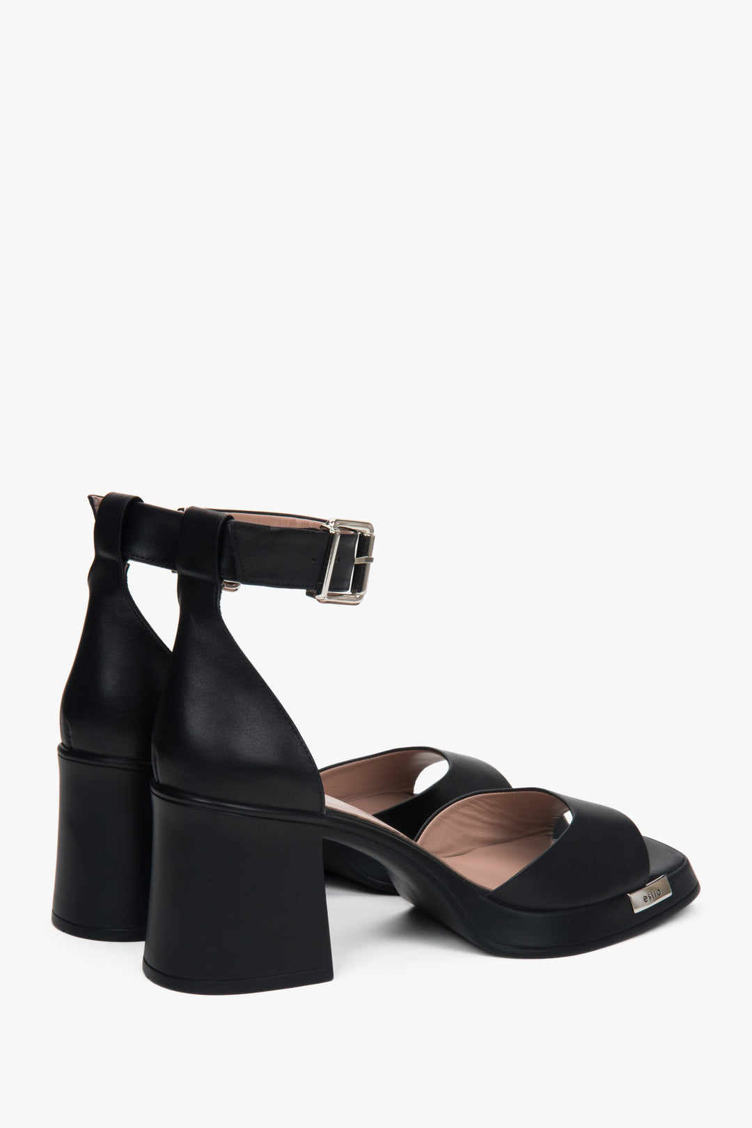 Zeitlose schwarze Damen-Sandalen von Estro, aus Naturleder gefertigt und mit einem trendigen Blockabsatz versehen.