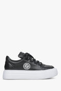Flaches Seitenprofil der schwarzen Damen-Sneaker mit Estro-Logo