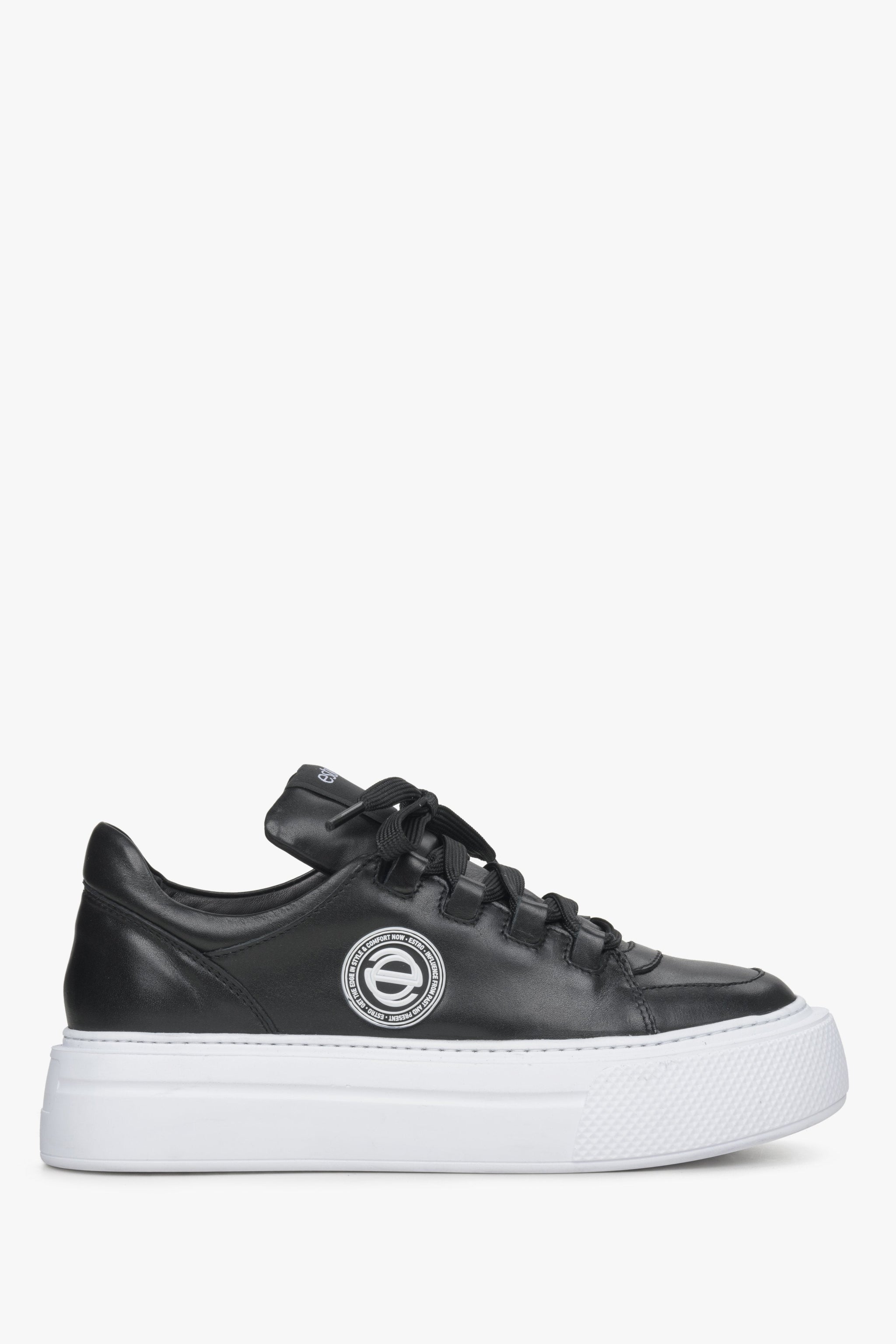 Flaches Seitenprofil der schwarzen Damen-Sneaker mit Estro-Logo