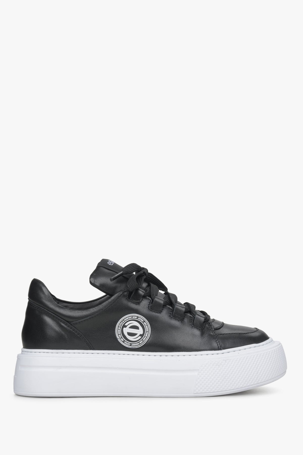 Flaches Seitenprofil der schwarzen Damen-Sneaker mit Estro-Logo