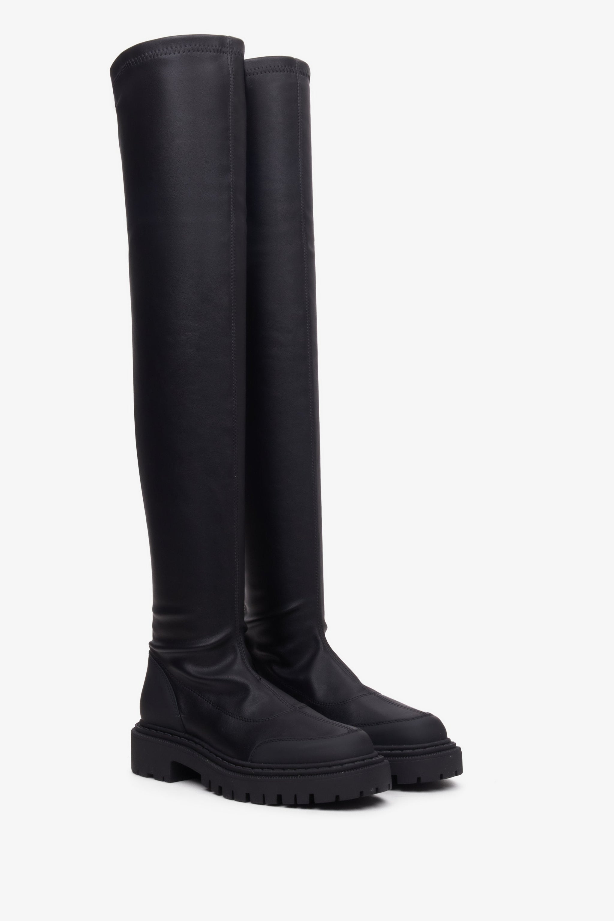 Leicht schräge Ansicht der schwarzen Damenstiefel aus italienischem Leder