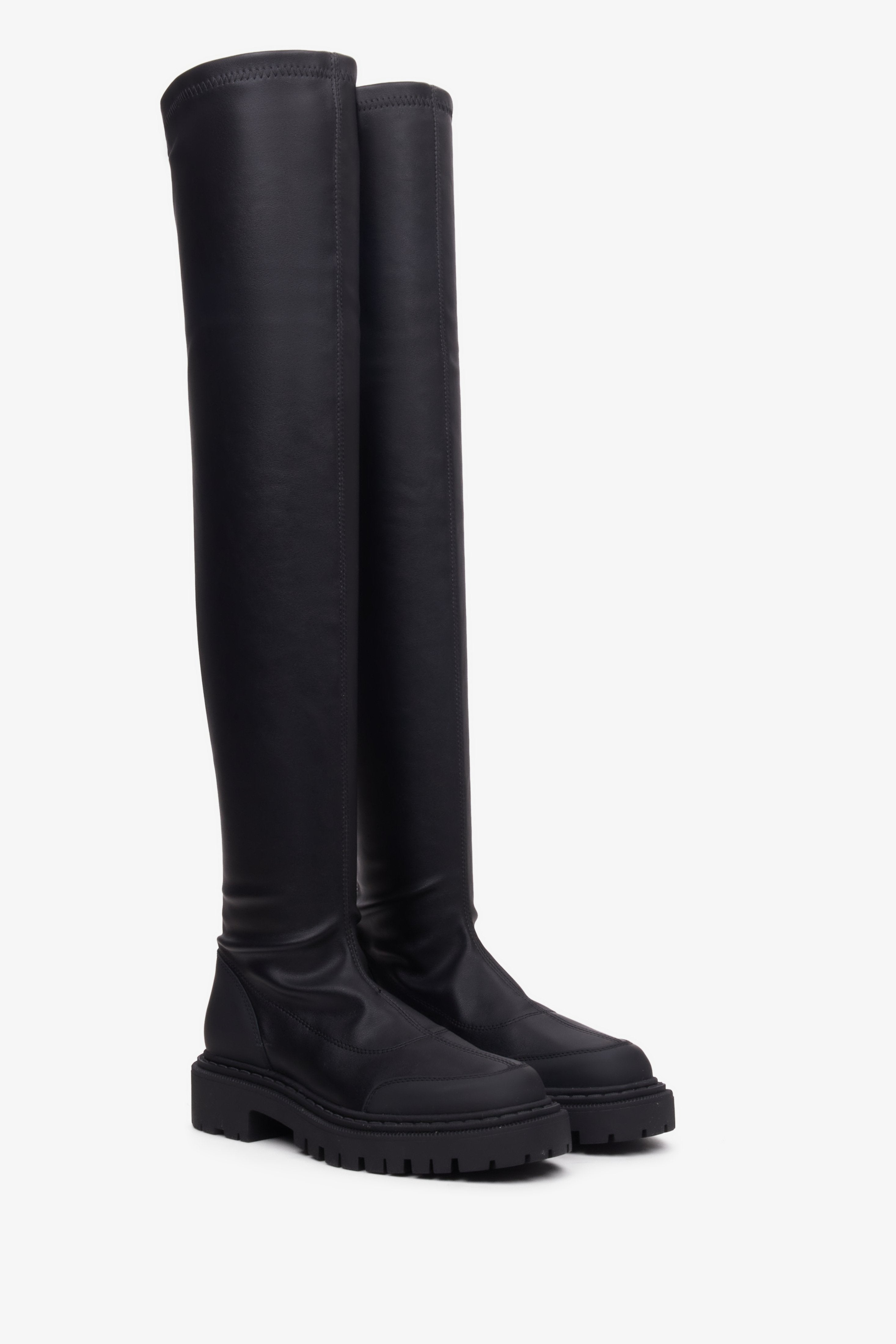 Leicht schräge Ansicht der schwarzen Damenstiefel aus italienischem Leder