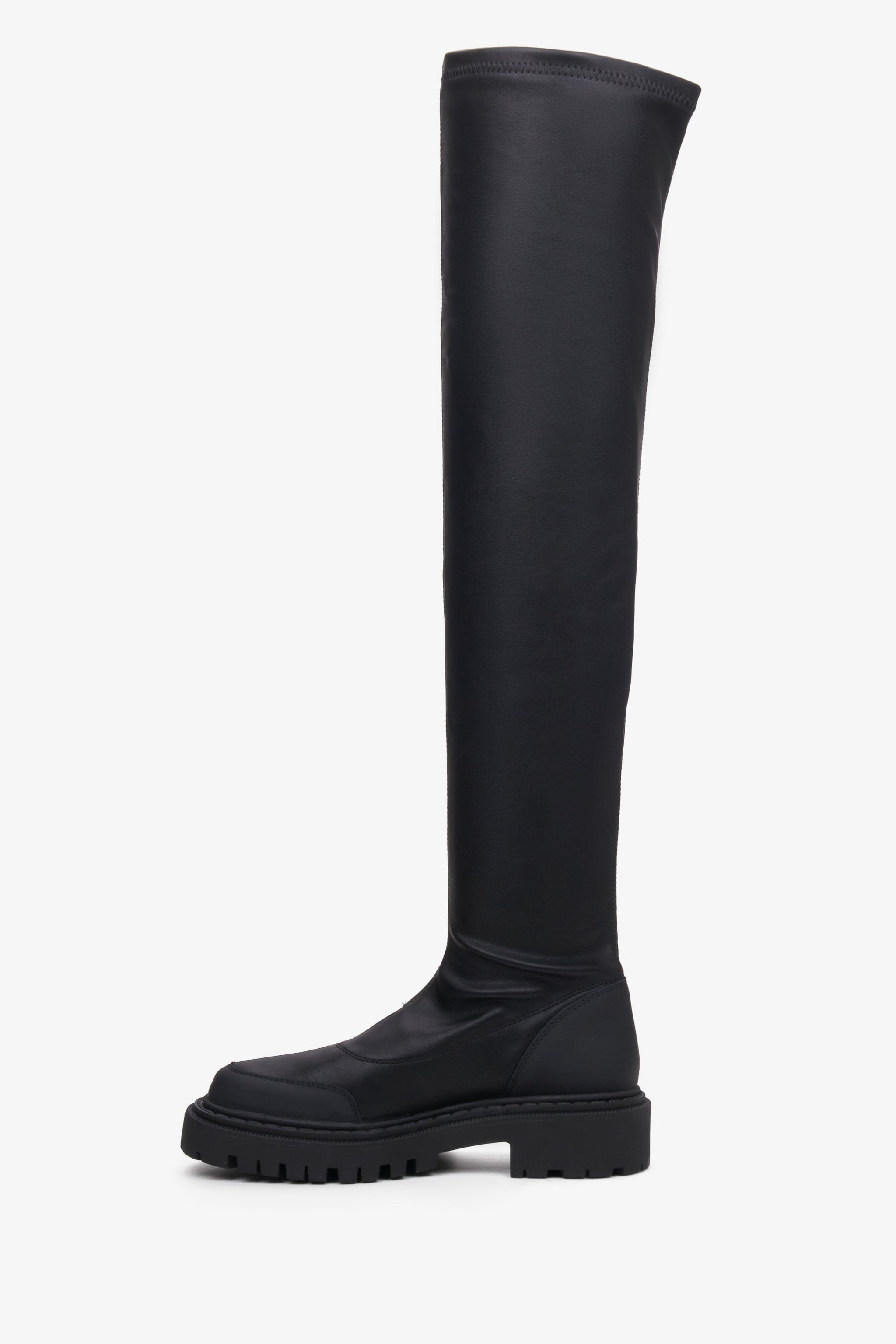 Flaches Seitenprofil der schwarzen Damen-Stiefel mit flachem Absatz