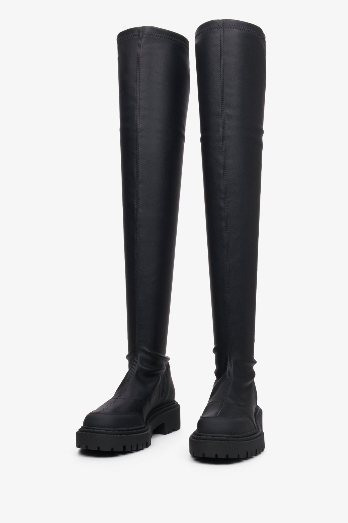 Schrägansicht des Paares schwarzer Overknee-Stiefel