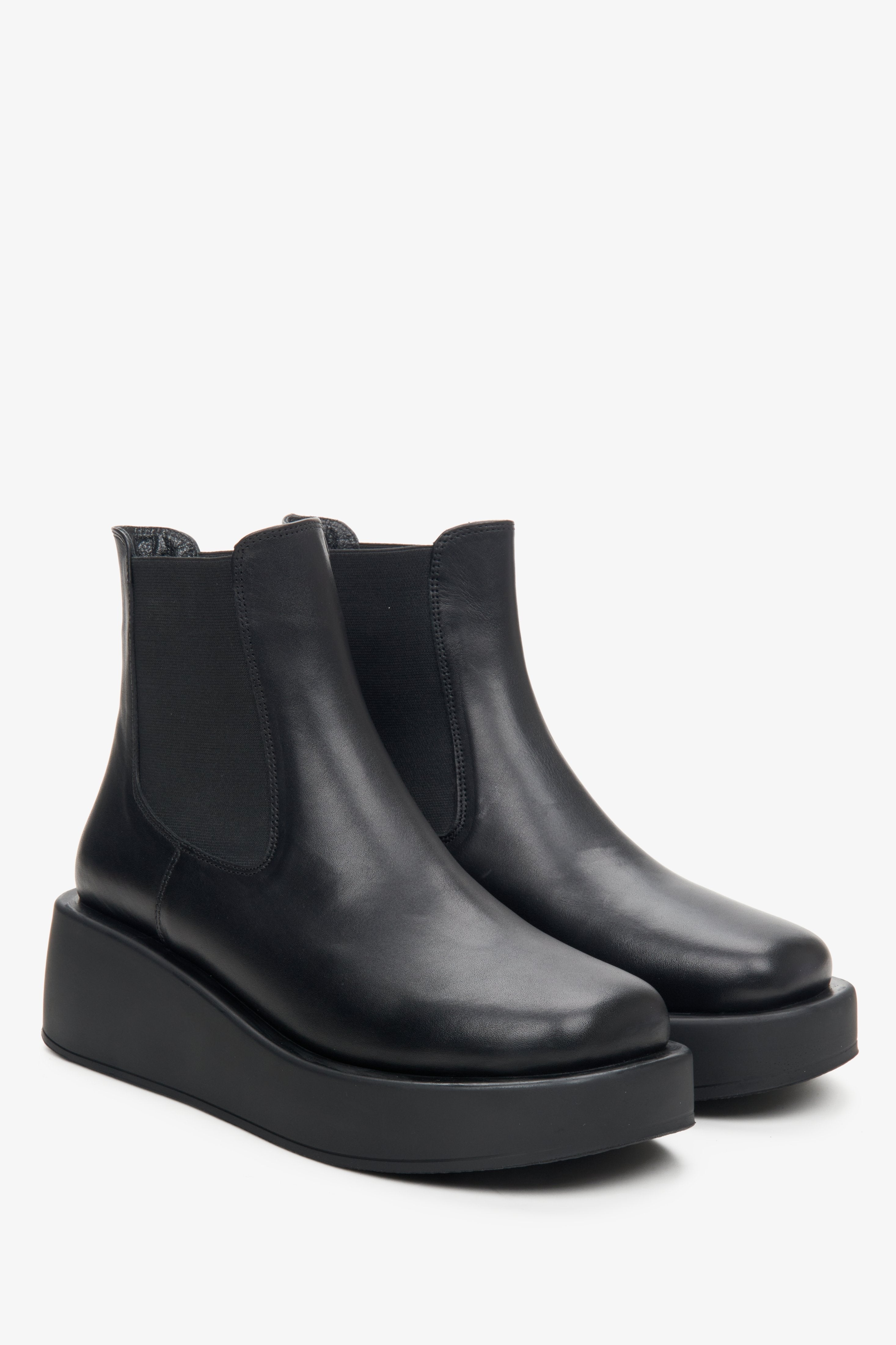 Schwarze Damen-Lederstiefeletten auf Plateausohle Estro – Nahaufnahme der Schuhspitze und des seitlichen Blattes.