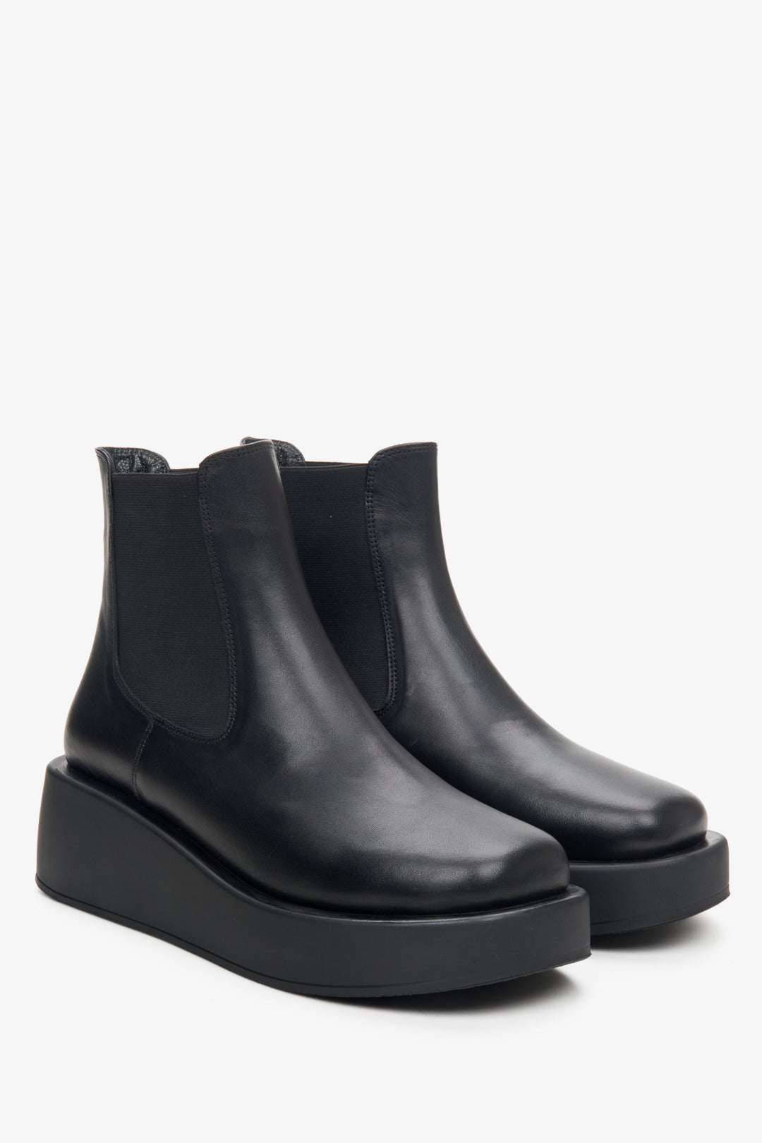 Schwarze Damen-Lederstiefeletten auf Plateausohle Estro – Nahaufnahme der Schuhspitze und des seitlichen Blattes.