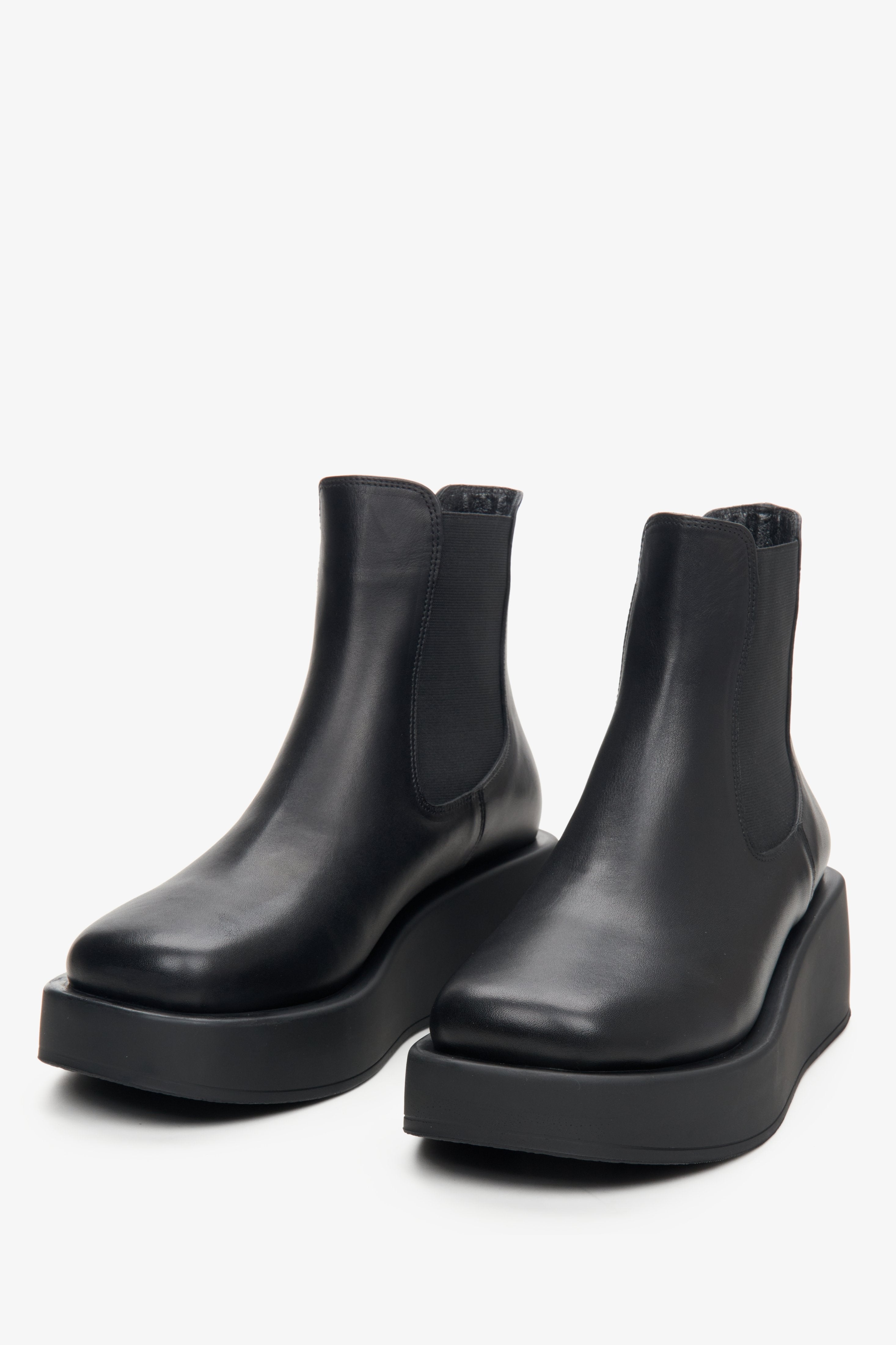 Schwarze Damen-Lederstiefeletten auf Plateausohle Estro – Nahaufnahme der Schuhspitze.
