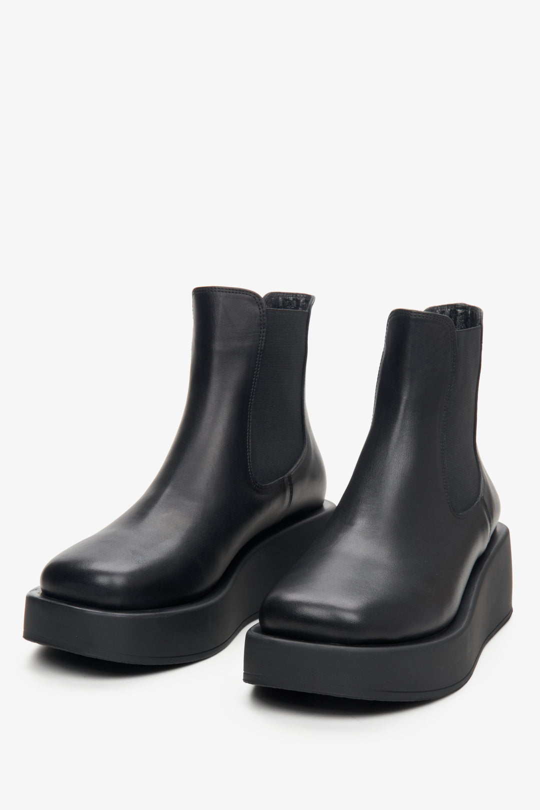 Schwarze Damen-Lederstiefeletten auf Plateausohle Estro – Nahaufnahme der Schuhspitze.