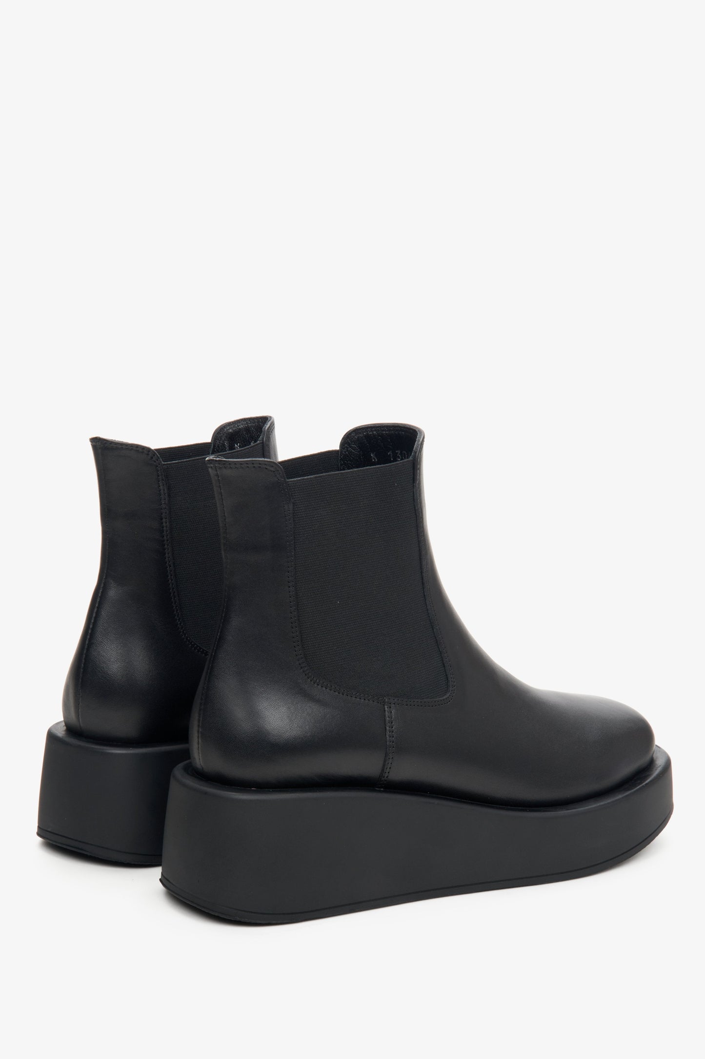 Schwarze Damen-Lederstiefeletten auf Plateausohle Estro – Nahaufnahme der Seitenlinie und der Fersenpartie.