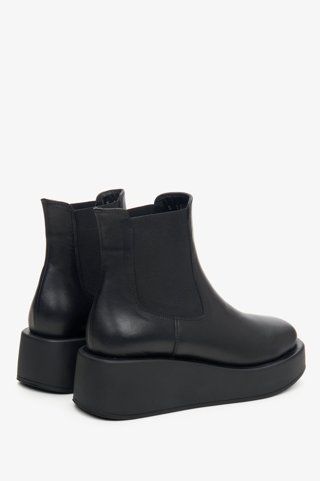 Schwarze Damen-Lederstiefeletten auf Plateausohle Estro – Nahaufnahme der Seitenlinie und der Fersenpartie.
