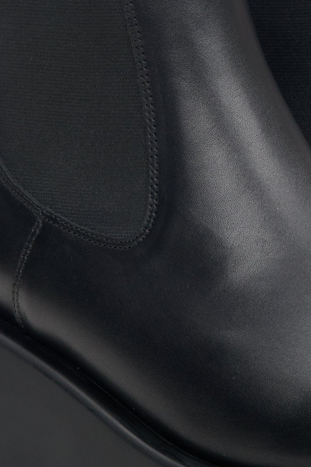 Schwarze Damen-Lederstiefeletten auf Plateausohle – Nahaufnahme des Details.