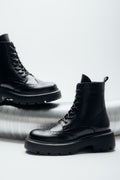 Diagonale Ansicht des Paares schwarzer Schnürstiefeletten aus italienischem Glattleder mit Brogue-Perforationen von Estro