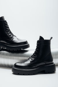 Diagonale Ansicht des Paares schwarzer Schnürstiefeletten aus italienischem Glattleder mit Brogue-Perforationen von Estro