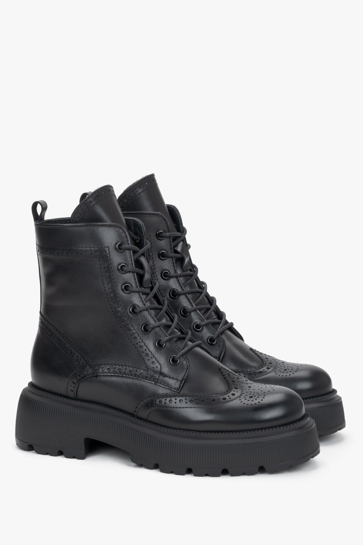 Diagonale Frontalansicht des Paares schwarzer Schnürstiefeletten mit feiner Lochmuster-Perforation