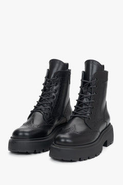 Diagonale Frontalansicht des Paares schwarzer Damen-Schnürstiefeletten aus Glattleder mit feiner Lochmuster-Perforation von Estro   