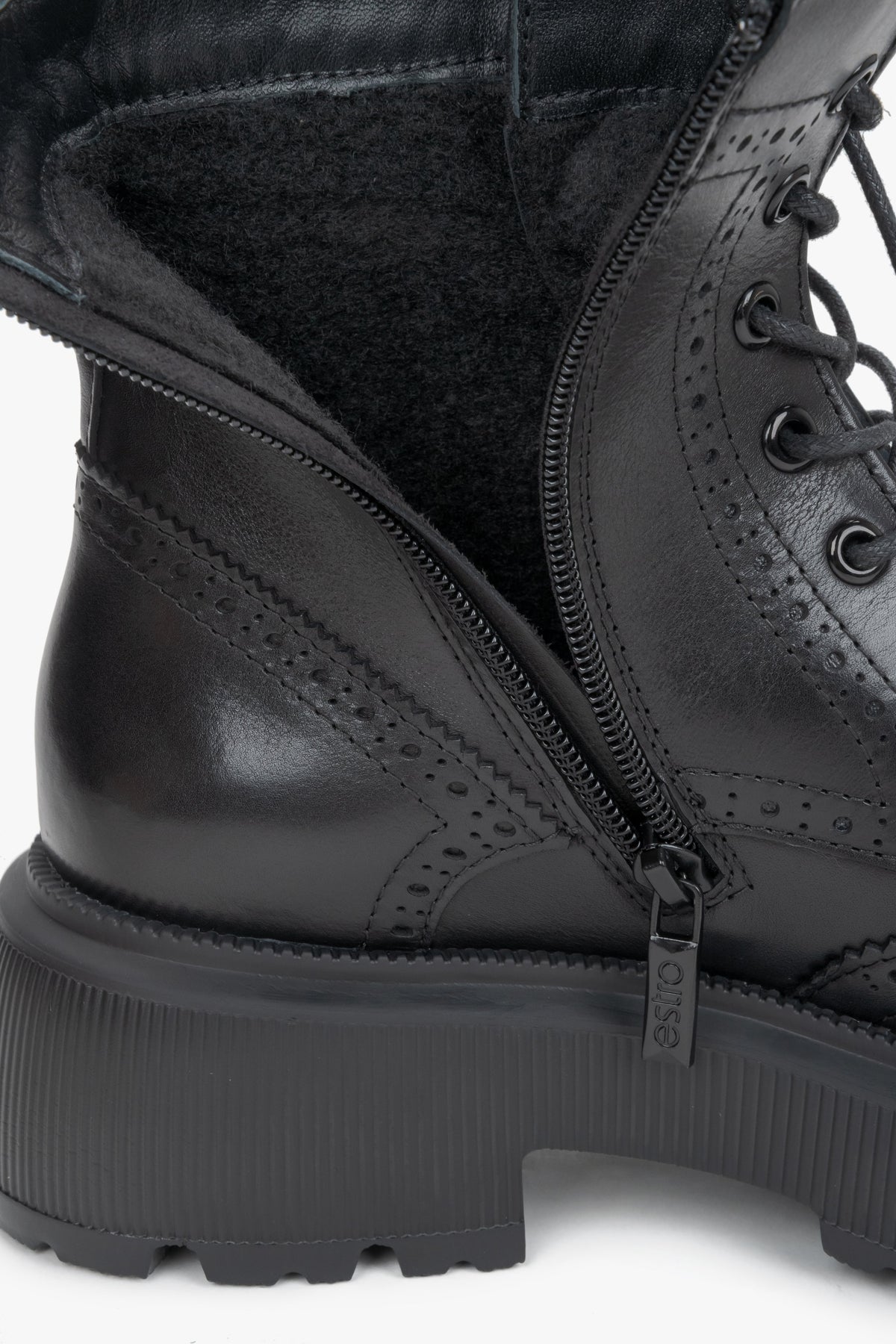 Detailaufnahme des geöffneten seitlichen Reißverschlusses am Schaft mit Flanellfutter und Brogue-Nähten
