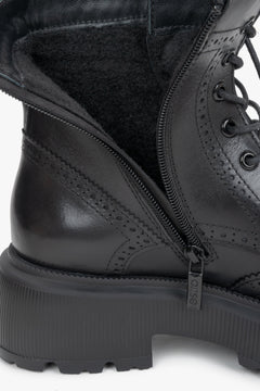 Detailaufnahme des geöffneten seitlichen Reißverschlusses am Schaft mit Flanellfutter und Brogue-Nähten