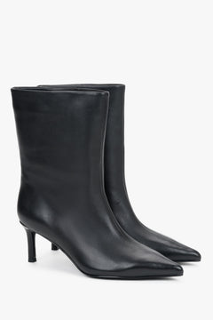 Seitenprofil des Paares schwarzer Stiefeletten aus Glattleder, die die elegante Stiletto-Linie und den knöchelhohen Schaft zeigen