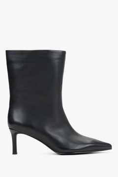 Seitenansicht einer einzelnen schwarzen Lederstiefelette, die den eleganten 7-cm-Stiletto-Absatz und die Schlupfform betont