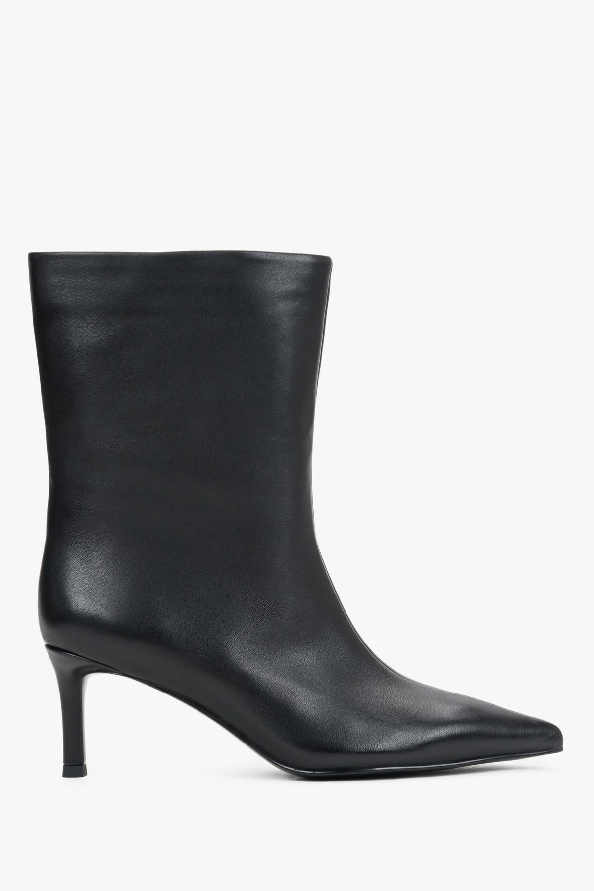Seitenansicht einer einzelnen schwarzen Lederstiefelette, die den eleganten 7-cm-Stiletto-Absatz und die Schlupfform betont