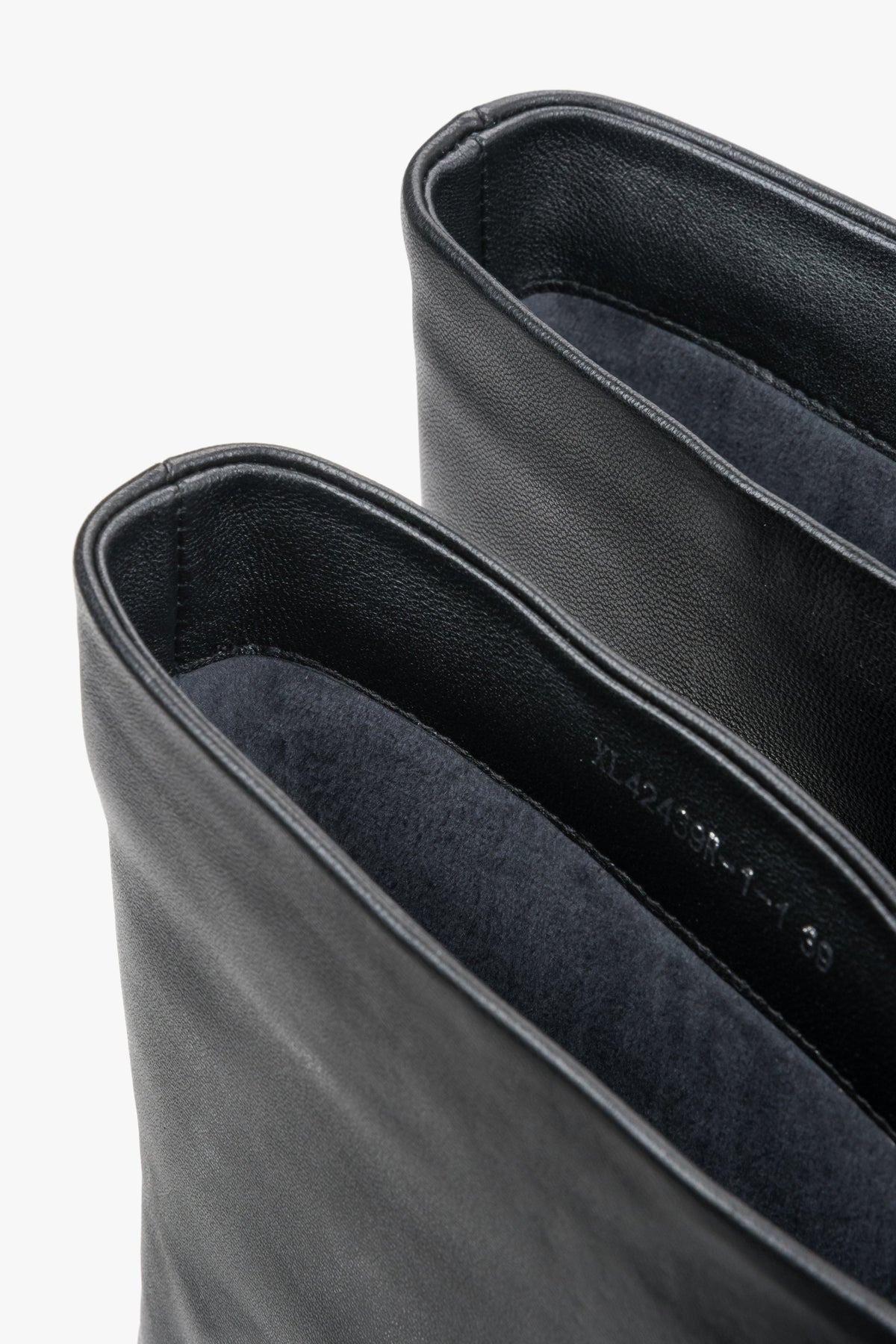 Detailaufnahme des Schaftrandes und des weichen, leicht wärmenden Flanellfutters im Inneren der schwarzen Stiefeletten
