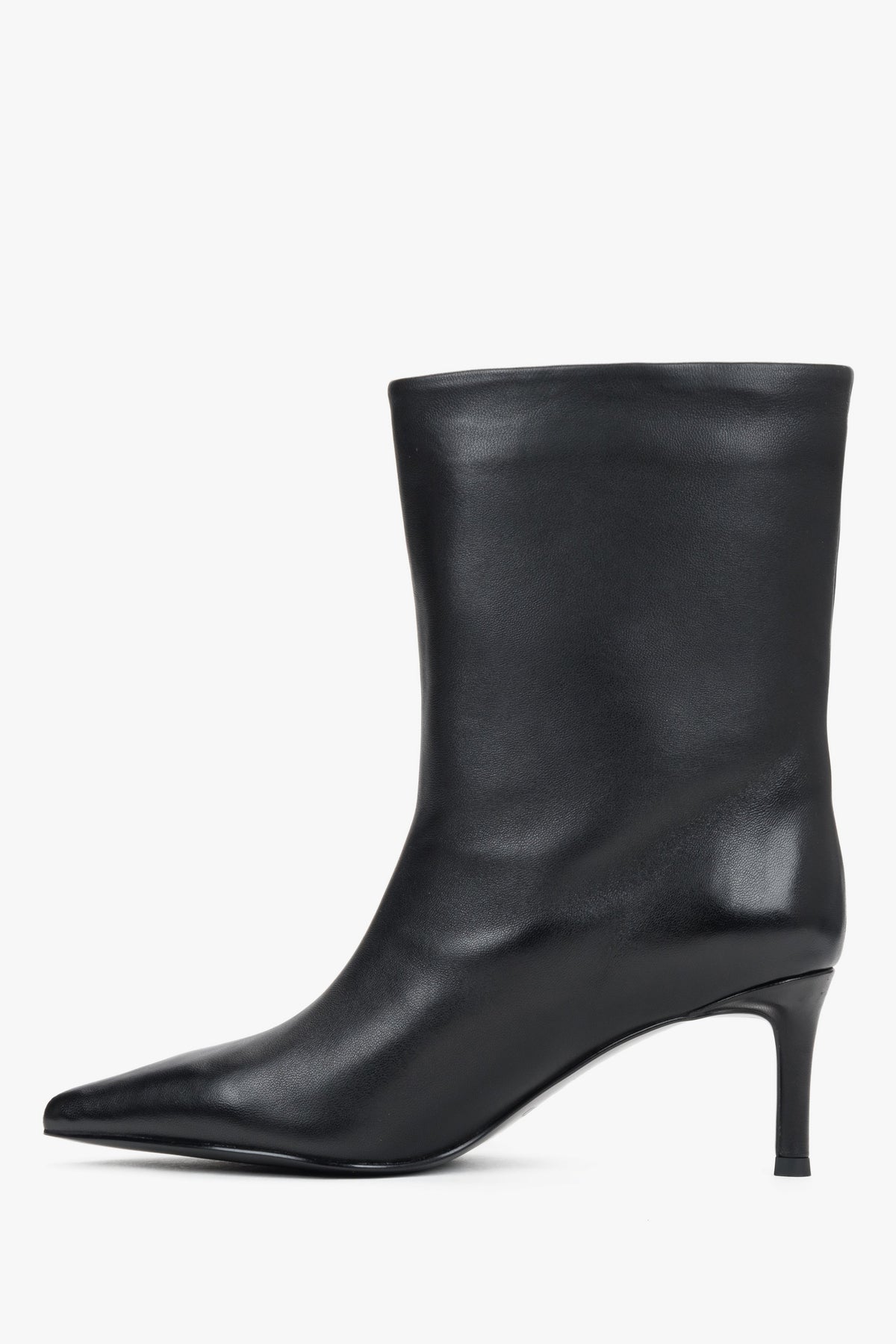 Seitliche Ansicht der schwarzen Lederstiefelette mit Stiletto-Absatz und klarer, ungestörter Silhouette