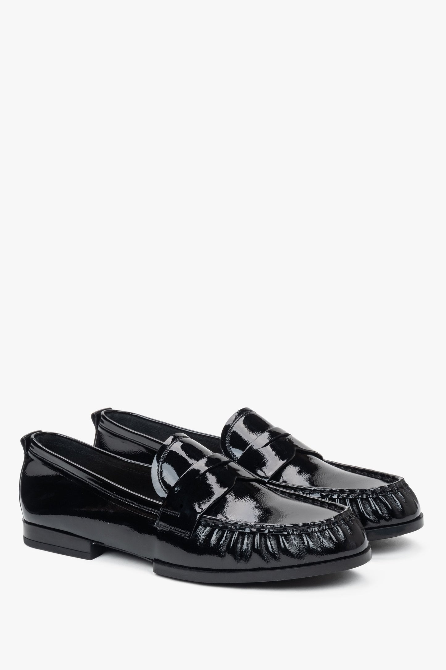 Elegante Slipper in Schwarz mit gerafftem Zehenteil. Estro ER00116899