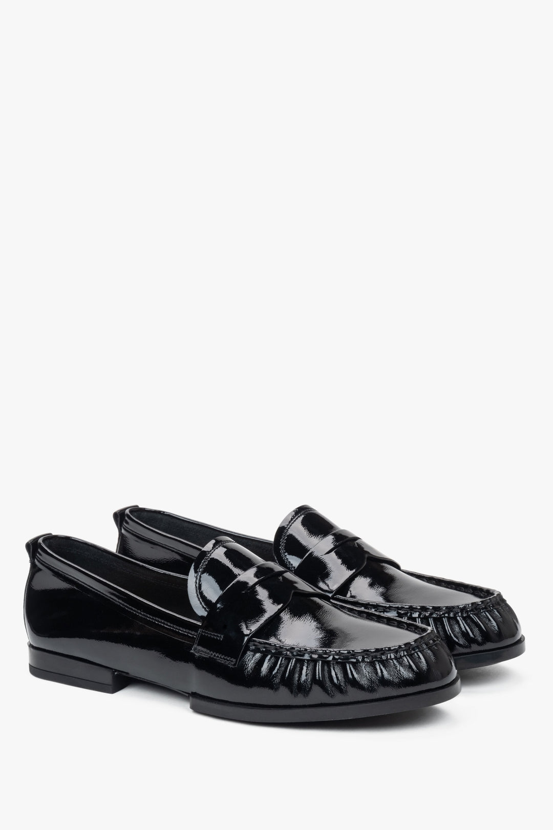 Elegante Slipper in Schwarz mit gerafftem Zehenteil. Estro ER00116899