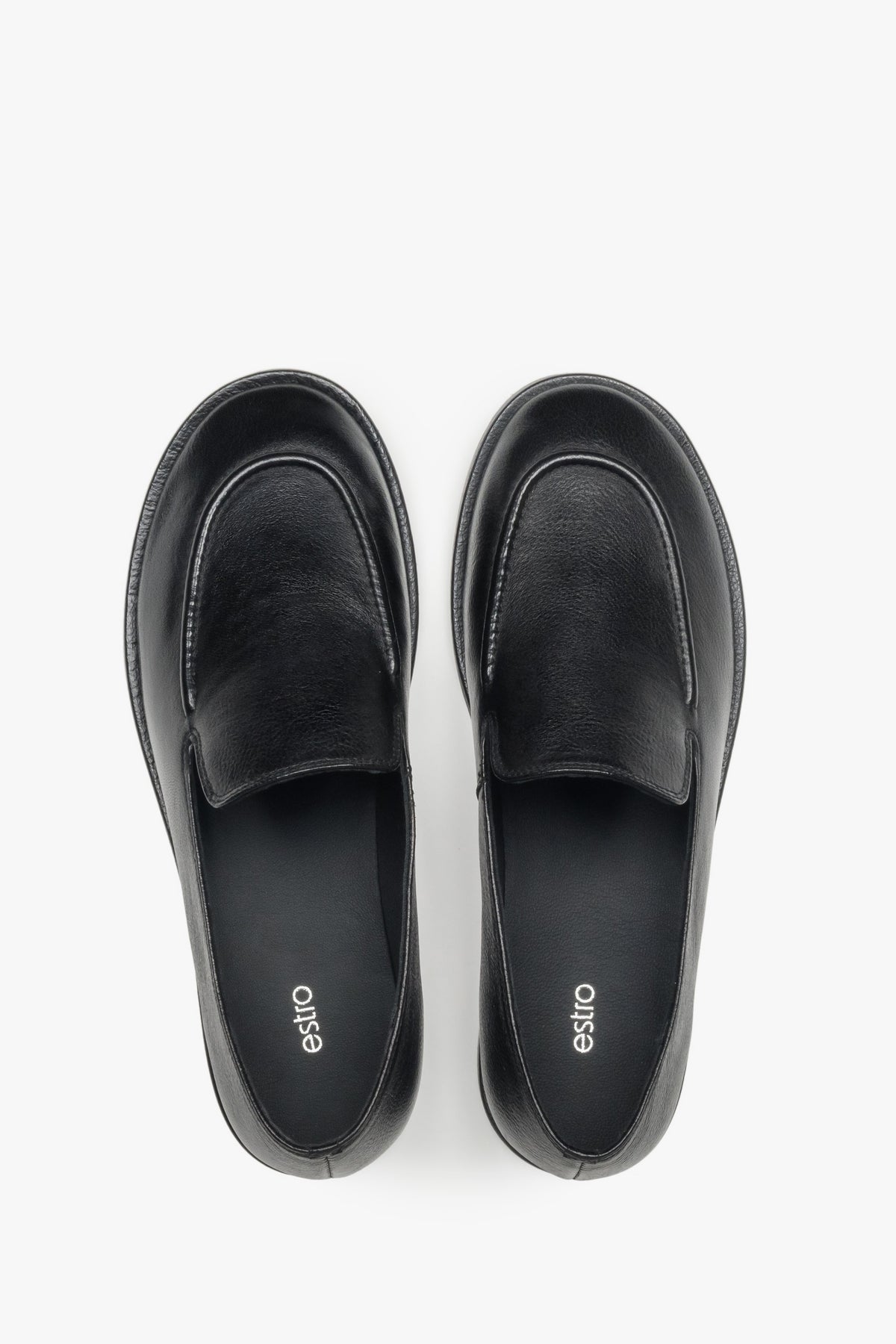 Draufsicht auf das Paar schwarzer Damen-Loafer aus weichem Echtleder.