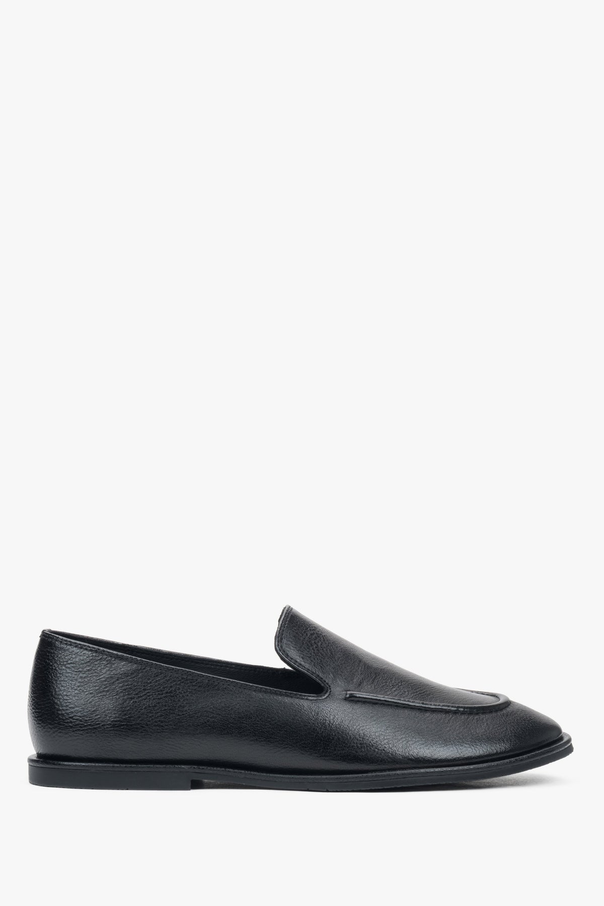 Seitenansicht des schwarzen Leder-Loafers mit flacher Gummisohle.