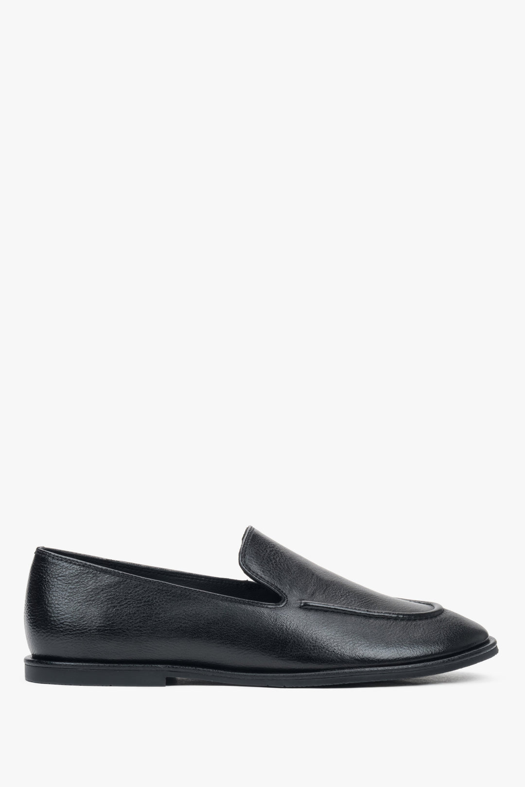 Seitenansicht des schwarzen Leder-Loafers mit flacher Gummisohle.