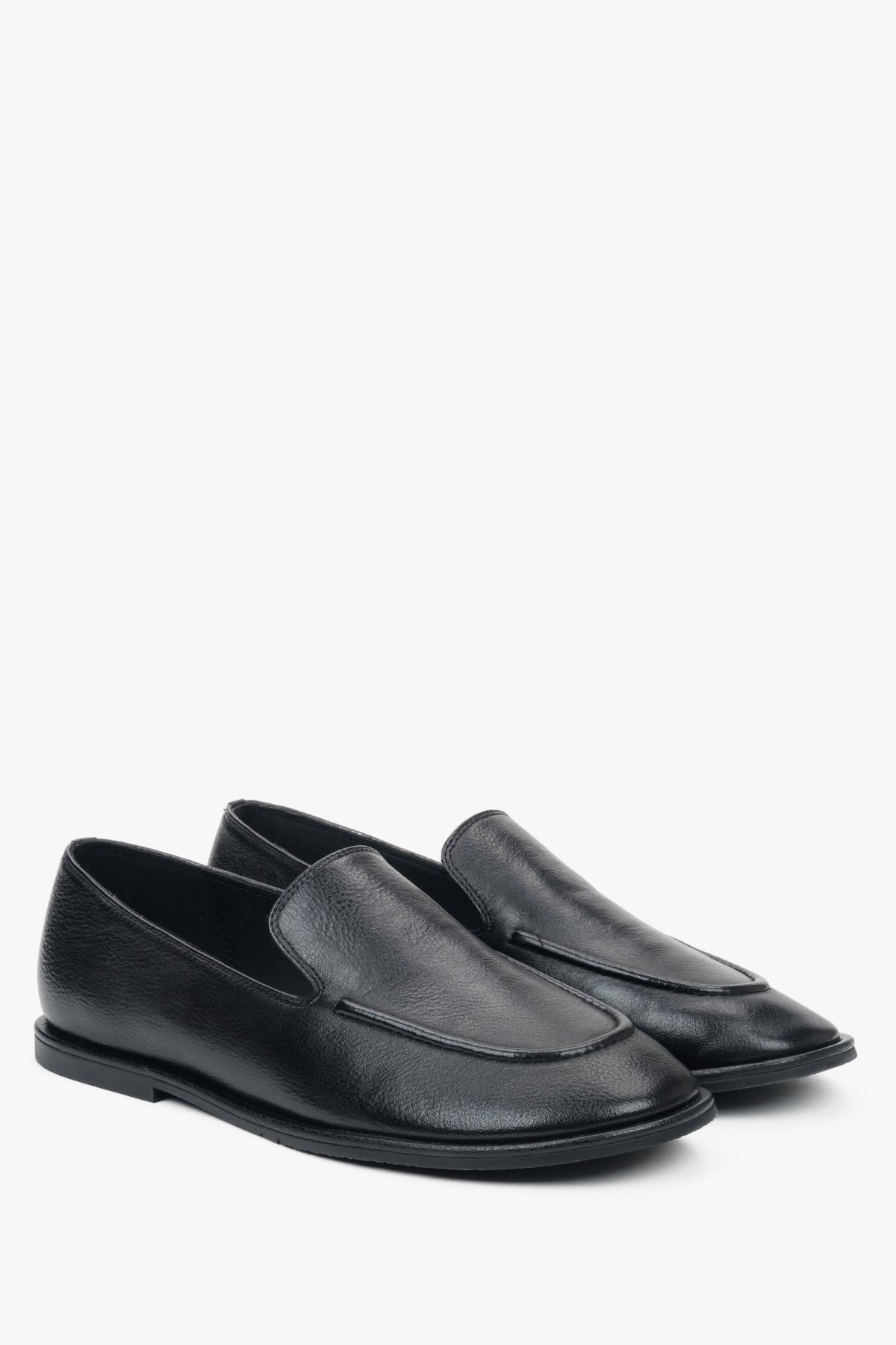 Schräge Ansicht der schwarzen Echtleder-Loafer mit sichtbaren erhabenen Nähten.