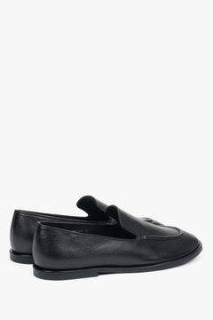 Andere schräge Ansicht des bequemen schwarzen Damen-Loafers.