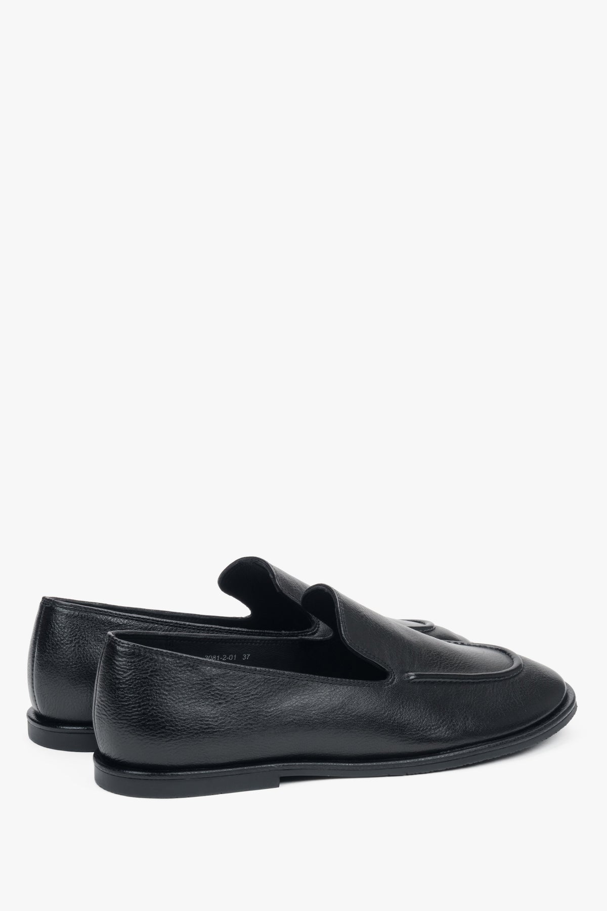 Andere schräge Ansicht des bequemen schwarzen Damen-Loafers.