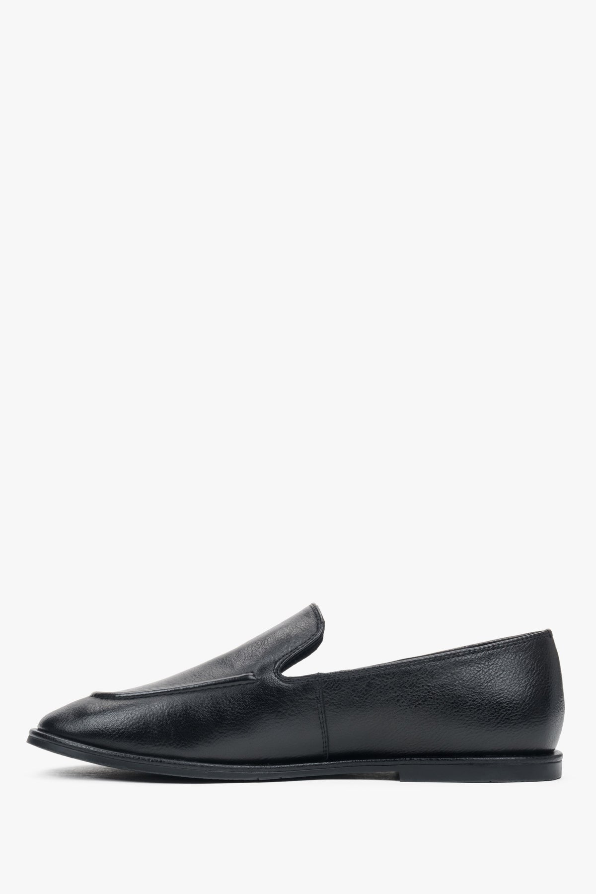 Flache Seitenansicht des schwarzen Loafers als klassischer Schlupfschuh.