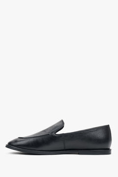 Flache Seitenansicht des schwarzen Loafers als klassischer Schlupfschuh.