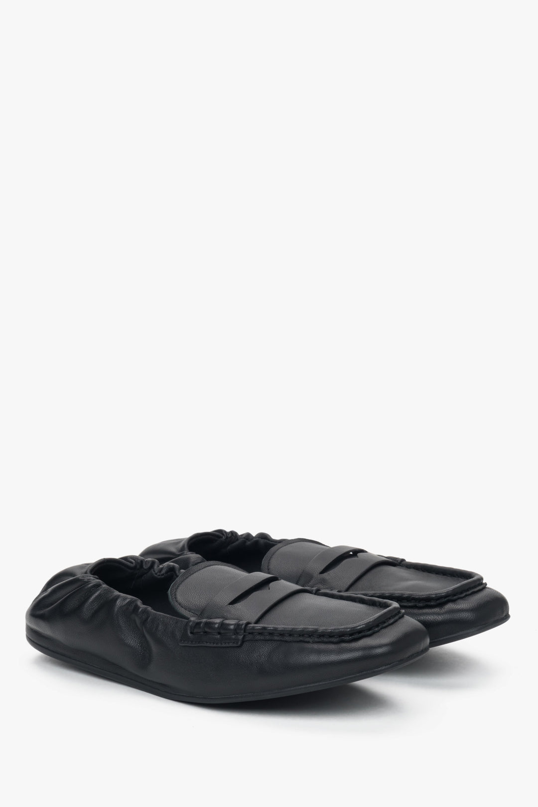Schwarze Damen-Loafer der Marke Estro mit flexibler Sohle und weicher Ferse.