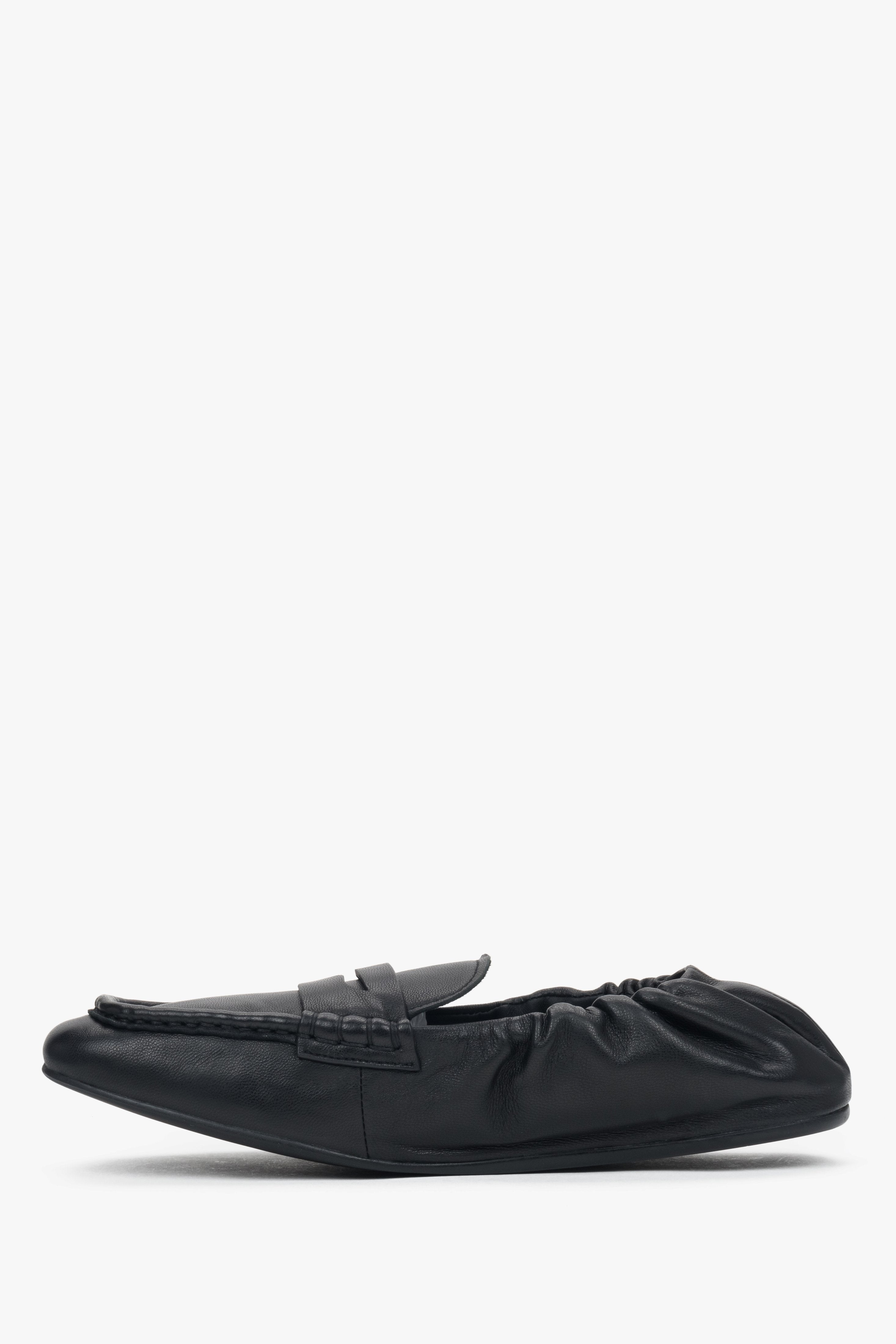 Elegante schwarze Halbschuhe für Damen aus elastischem Material – Seitenansicht. 
