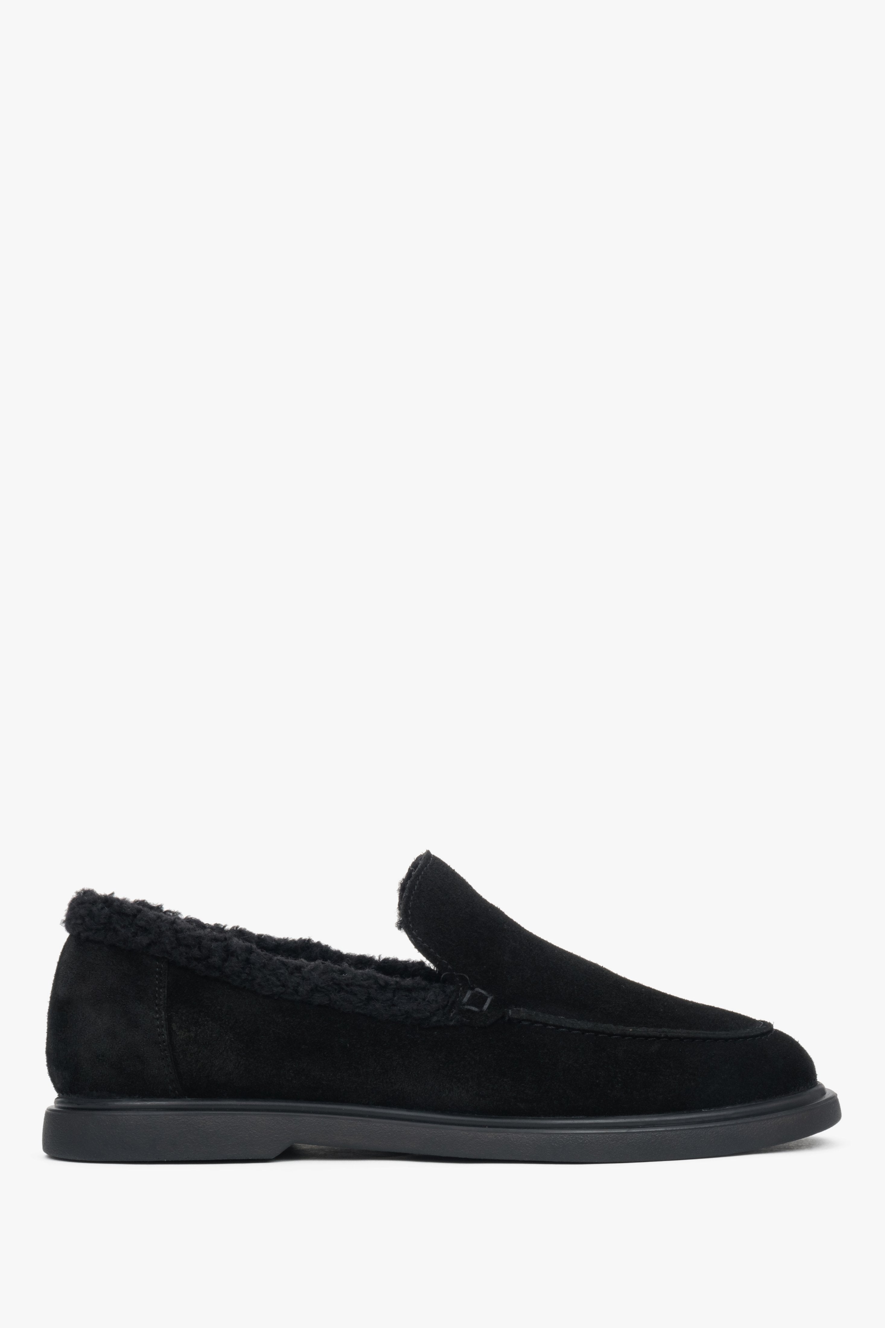 Flache Seitenansicht des schwarzen Damen-Loafers für den Winter aus Velours