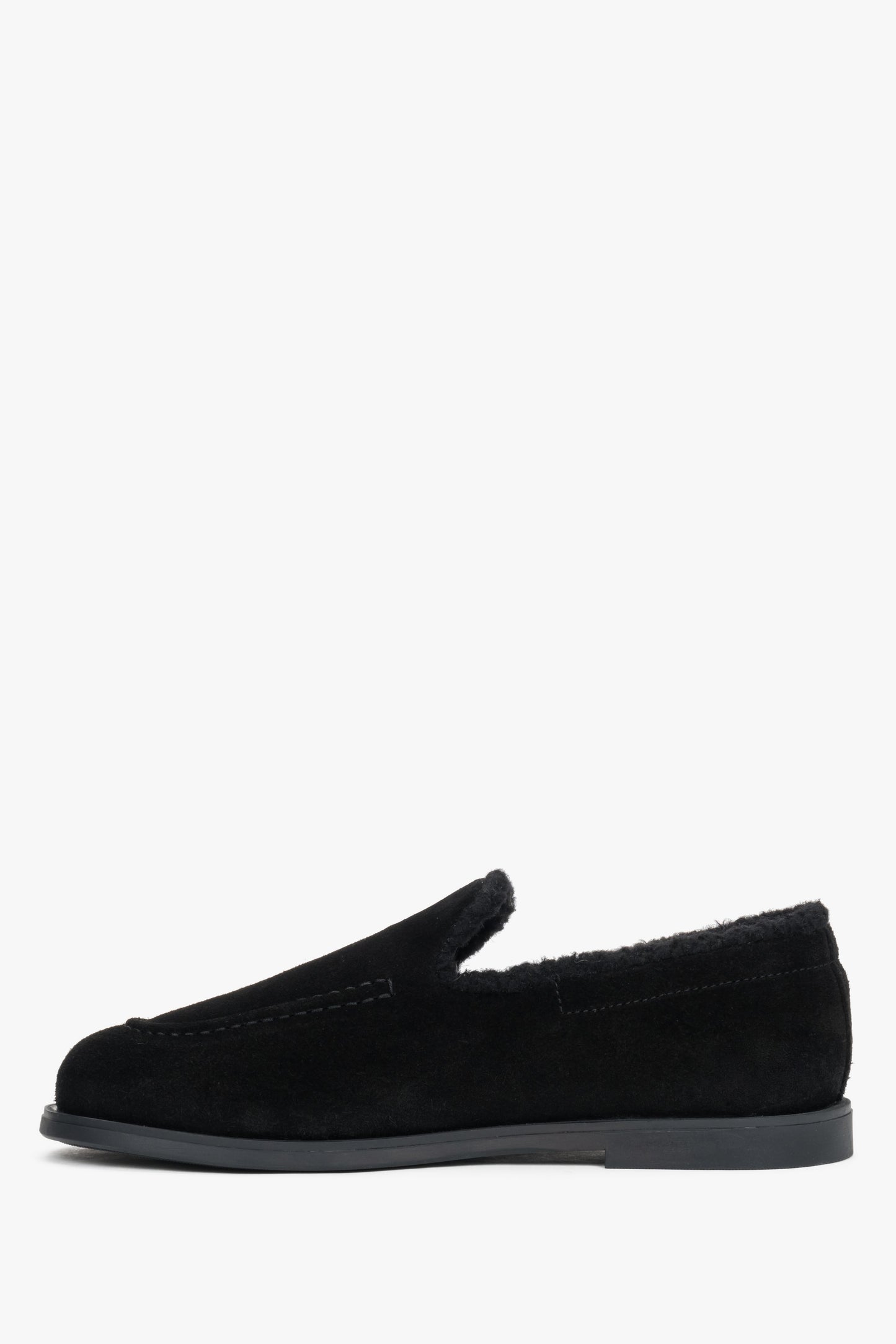 Flache Profilansicht der schwarzen Velours-Loafers für Damen mit flachem Absatz 