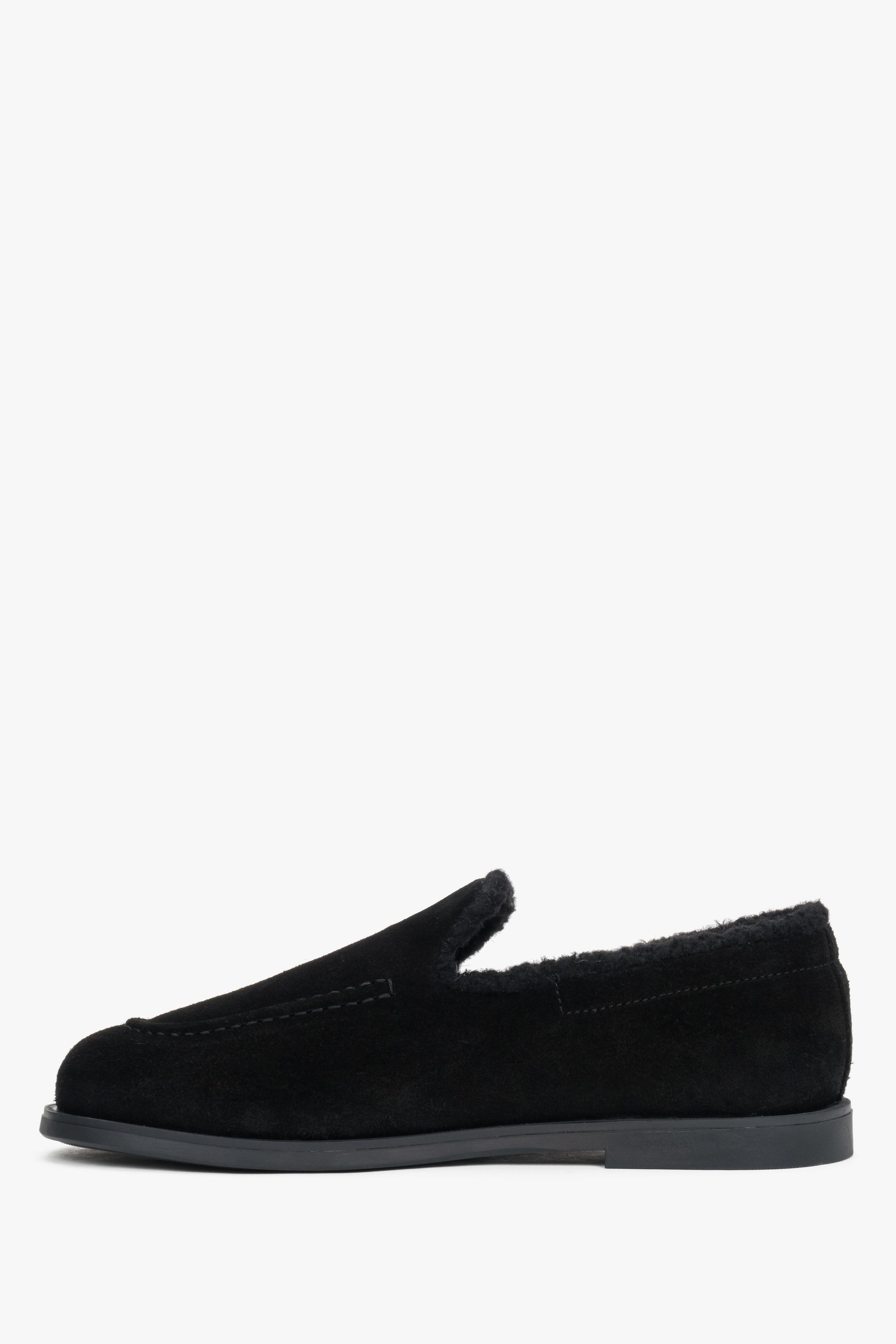Flache Profilansicht der schwarzen Velours-Loafers für Damen mit flachem Absatz 