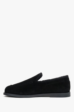 Flache Profilansicht der schwarzen Velours-Loafers für Damen mit flachem Absatz 