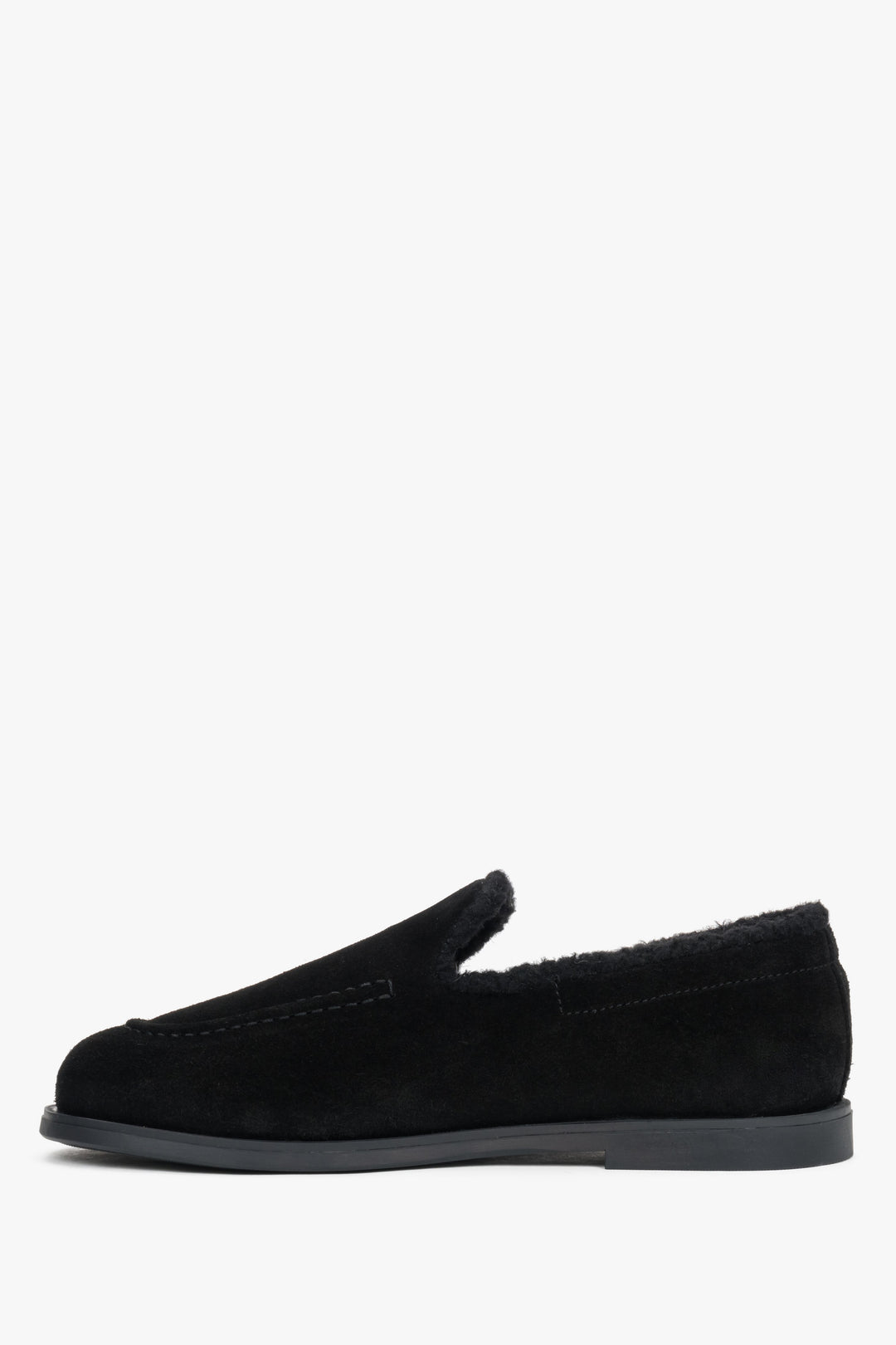 Flache Profilansicht der schwarzen Velours-Loafers für Damen mit flachem Absatz 