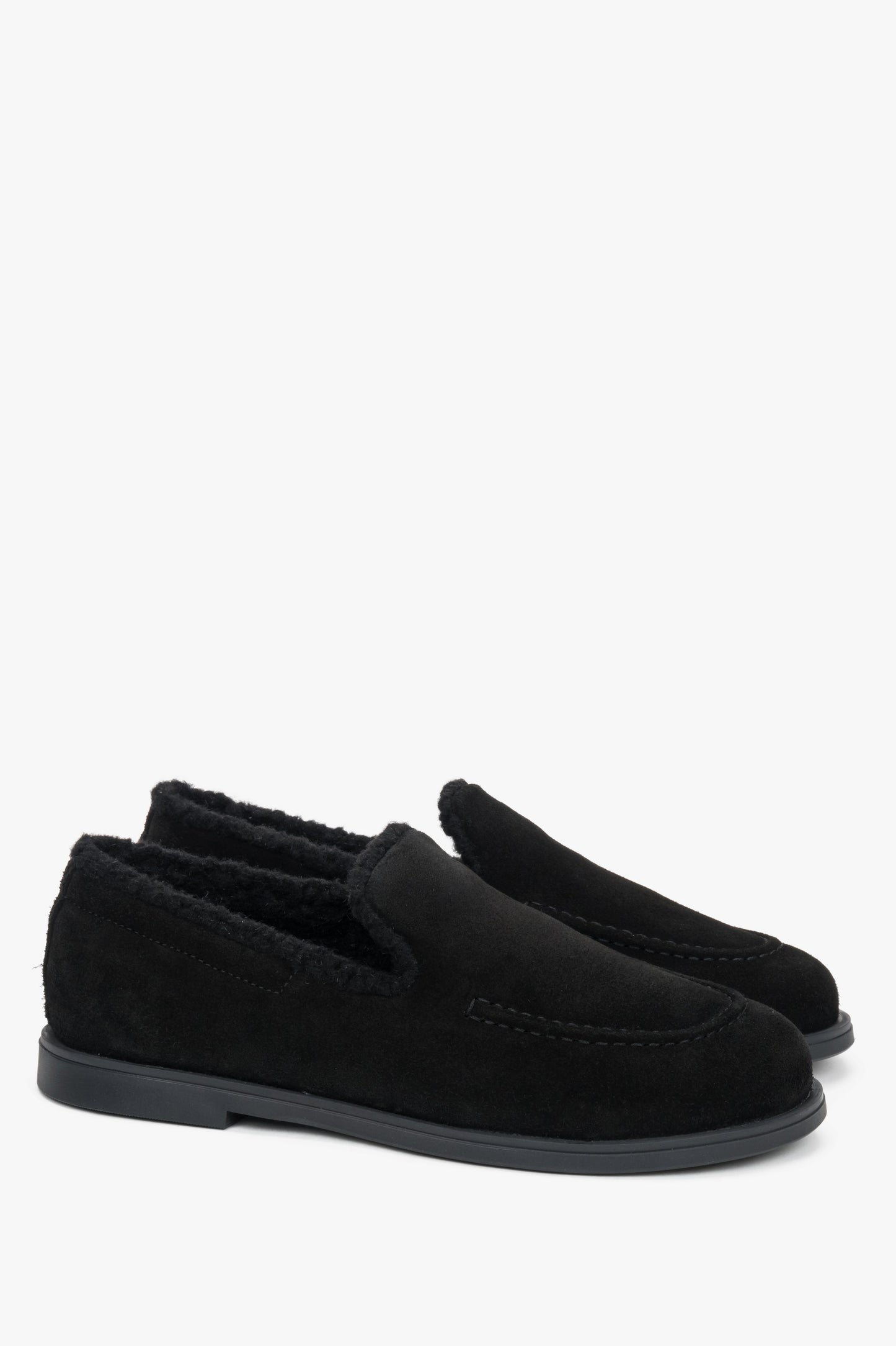 Frontale Schrägansicht der schwarzen Echtleder-Loafers, die die minimalistische Silhouette hervorhebt 