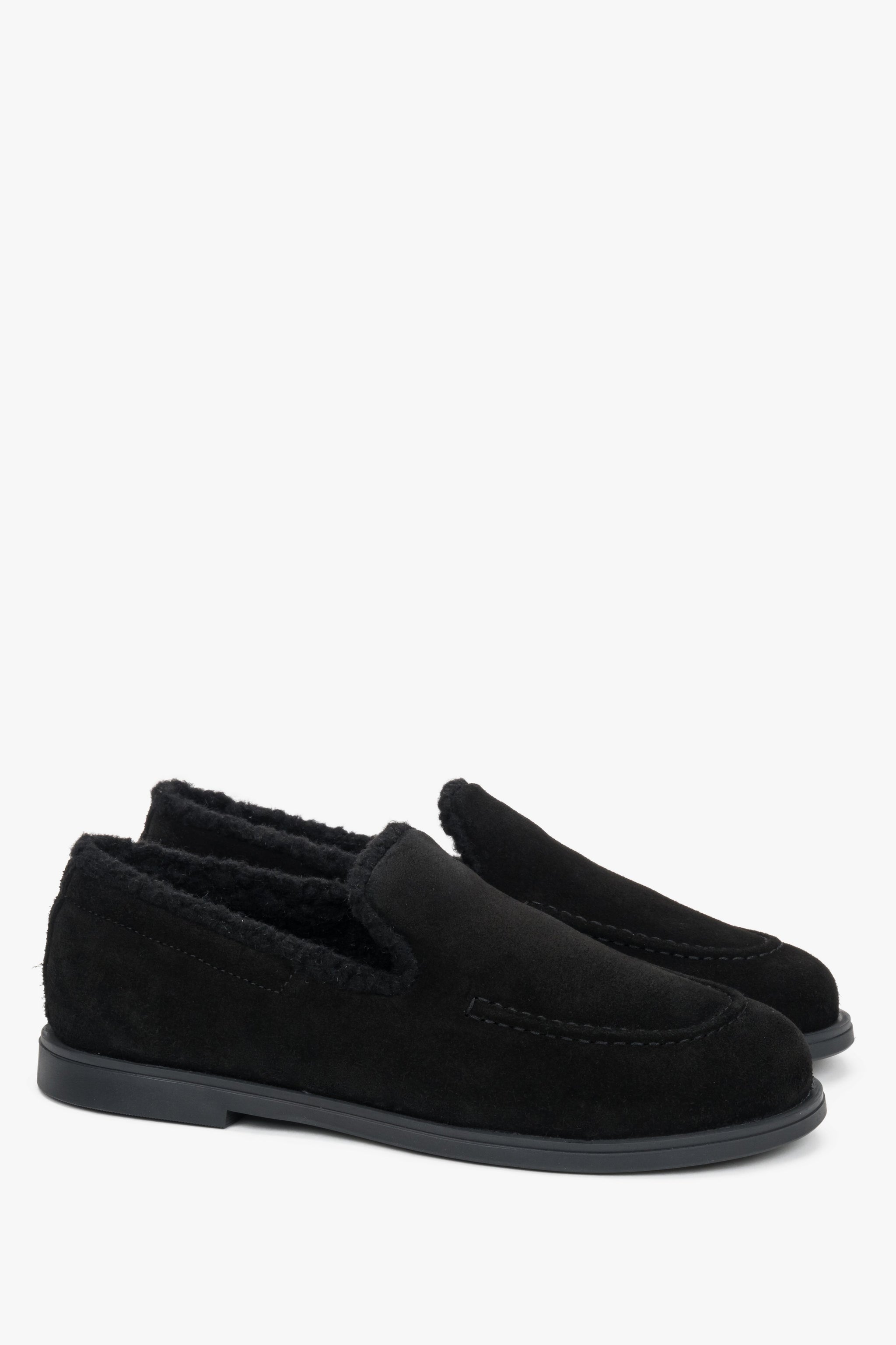 Frontale Schrägansicht der schwarzen Echtleder-Loafers, die die minimalistische Silhouette hervorhebt 