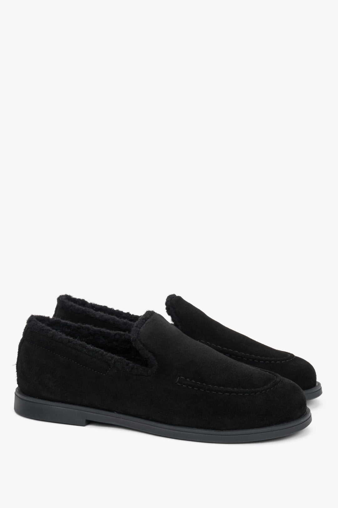 Frontale Schrägansicht der schwarzen Echtleder-Loafers, die die minimalistische Silhouette hervorhebt 